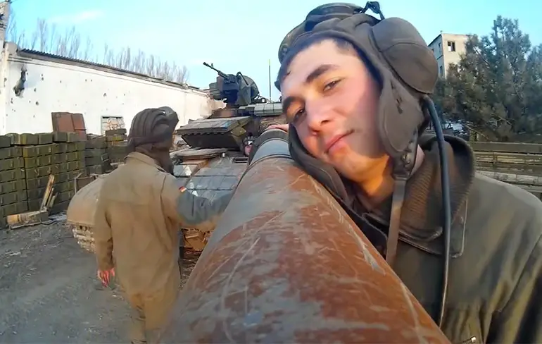 Rij eens mee met Oekraïense soldaten en hun roestige T-64 tank