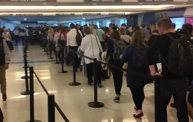 Rij voor controle op Chicago Midway Airport is enorm lang