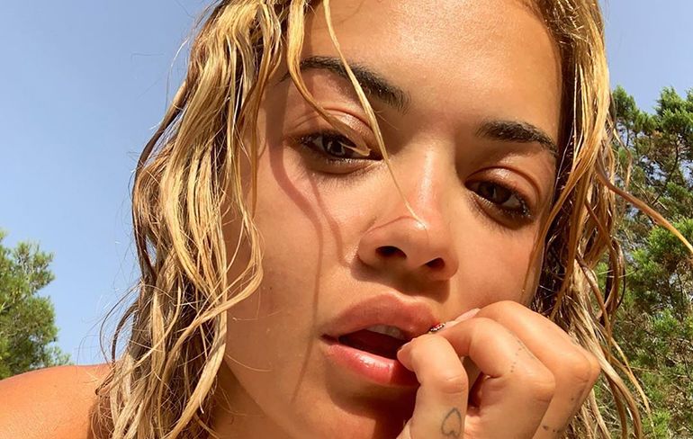 Rita Ora geniet toploos van de zon op Ibiza