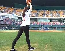 Ritmische gymnastiek chick Shin Soo-ji gooit indrukwekkende first pitch