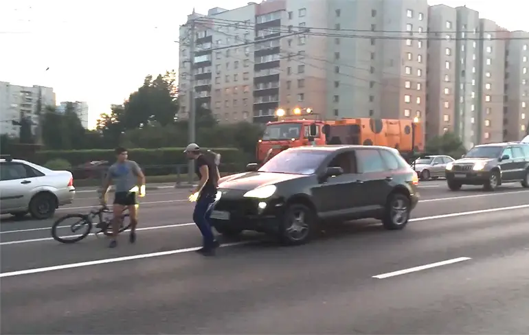 Road Rage: Gekke Russen pakken fietser aan, maar maken kennis met Karma!