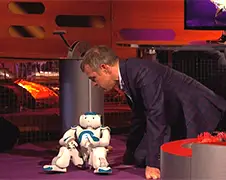 Robot Neo danst Gangnam Style bij Graham Norton