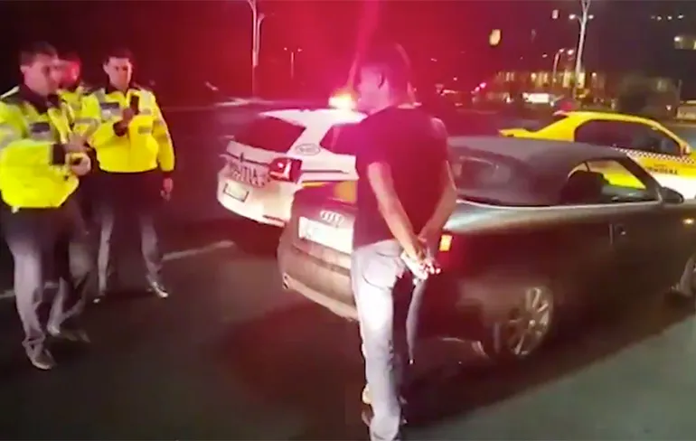 Roemeense Politicus Cristian Boureanu geeft agent een smerig knietje...