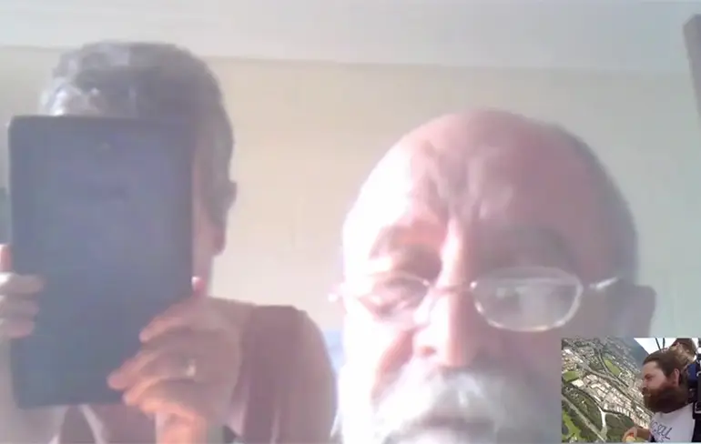 Roger uit Ierland gaat Skypen met zijn ouders en springt uit een vliegtuig!