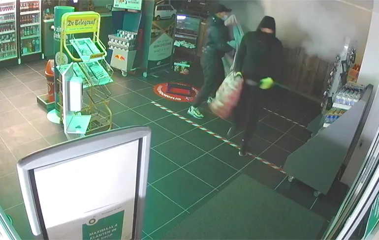 Rokerige verrassing voor dieven tankstation Raalte