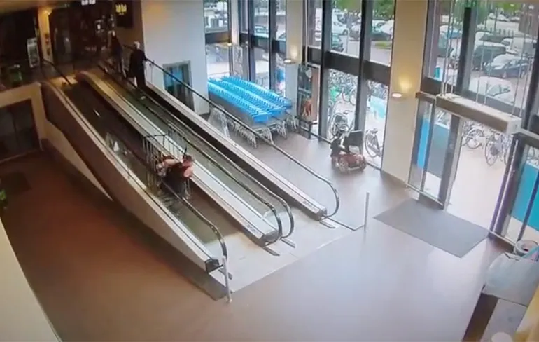 Roltrap en karretje met bier is een uitdaging