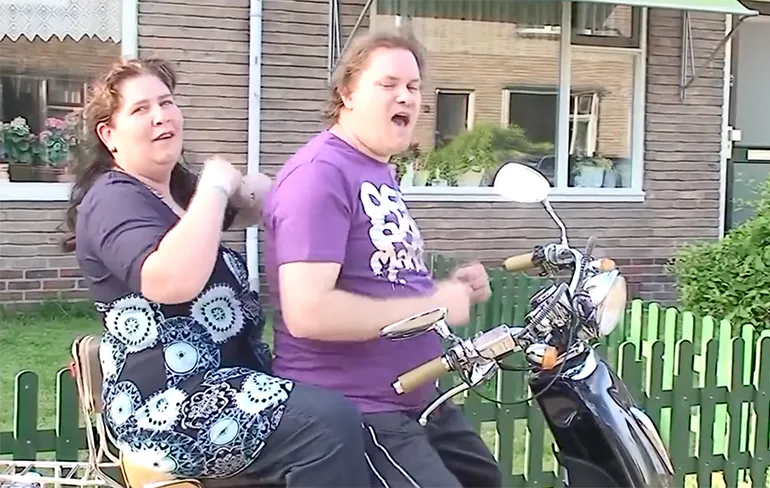 Romana van Zanger Rinus ligt met brandwonden in het ziekenhuis