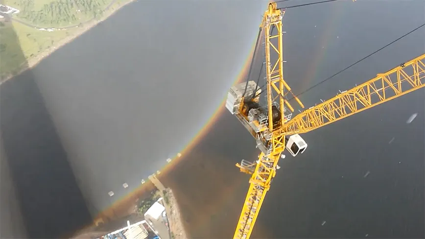 Ronde regenboog vanuit kraan op grote hoogte te zien in Sint-Petersburg