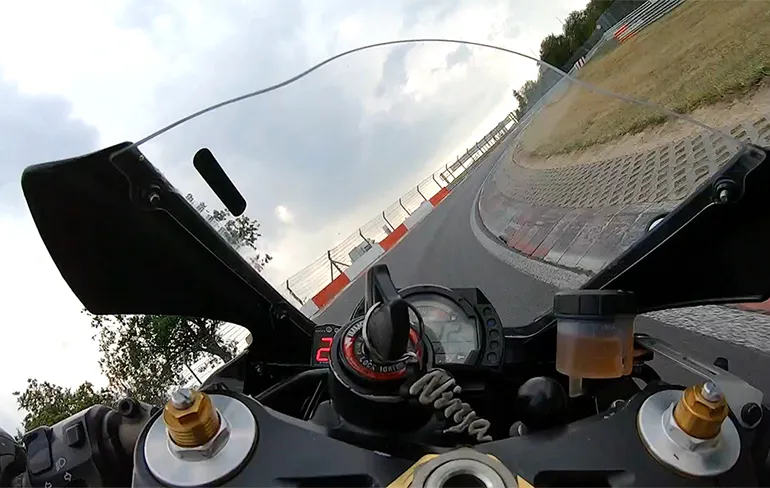 Rondje meerijden met een Kawasaki Ninja ZX10R op de Nurburgring Nordschleife
