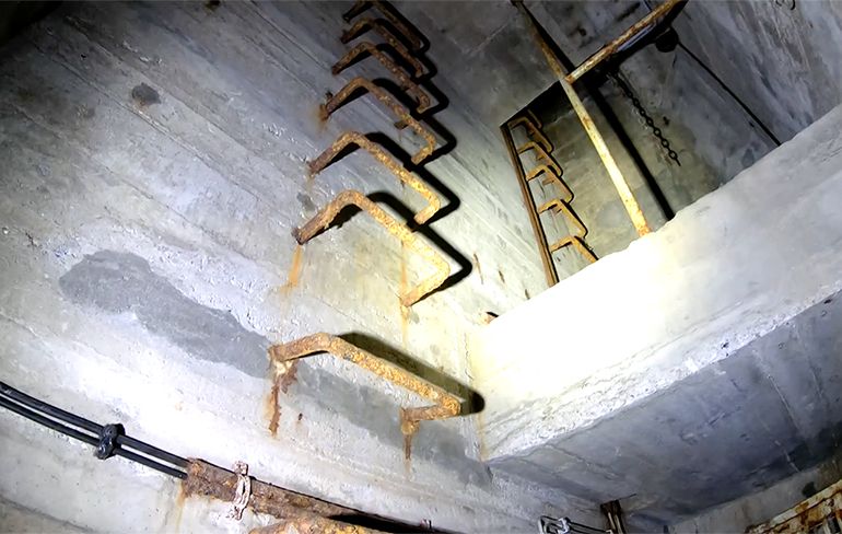Rondsnuffelen in een bunker die de West-Duitse burger moest beschermen