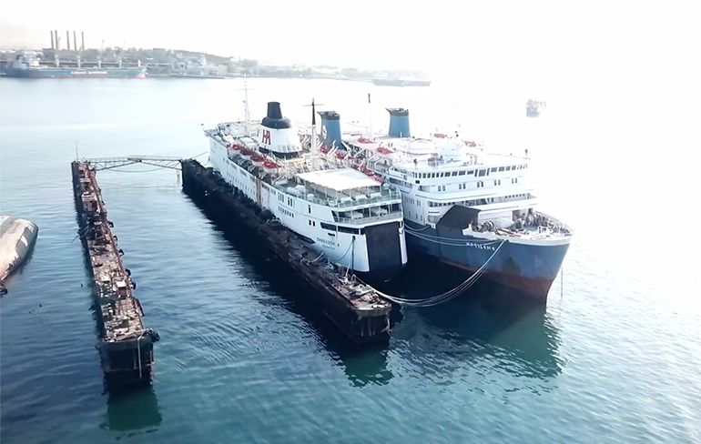 Rondwandelen op een verlaten veerboot in Griekenland is een hele uitdaging