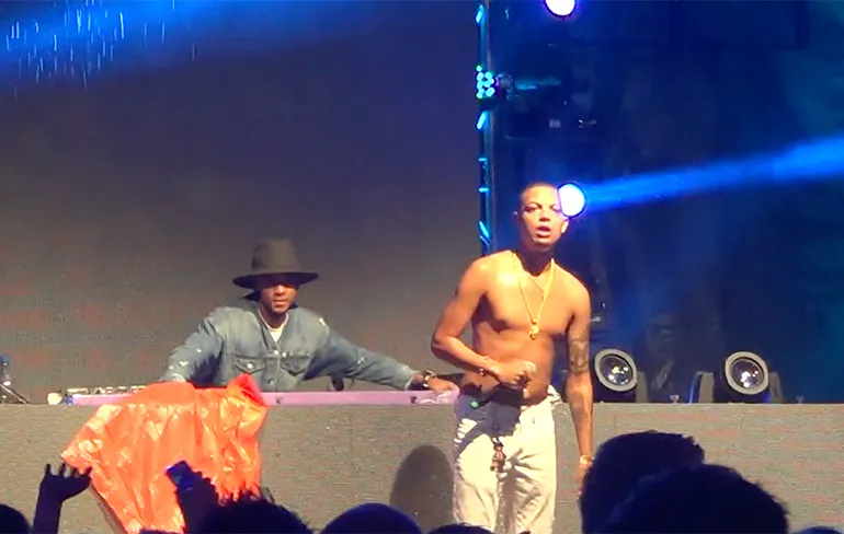 Ronnie Flex danst lekker door na bierdouche in Hengevelde