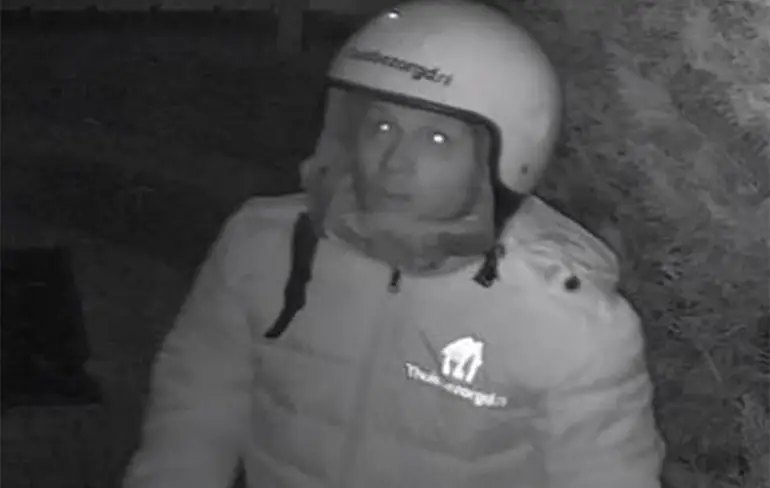 Ronnie Flex deelt video van man op slippers die mislukte overval doet