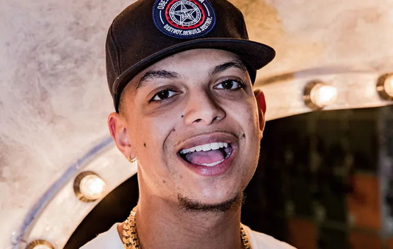 Ronnie Flex vindt bierdouche hype toch niet zo fijn!