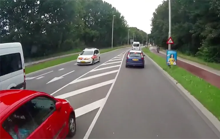 Rood autootje dacht vrachtwagen nog wel voorbij te kunnen