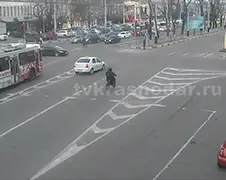Roodlichtrijder op scooter krijgt gelijk rekening...