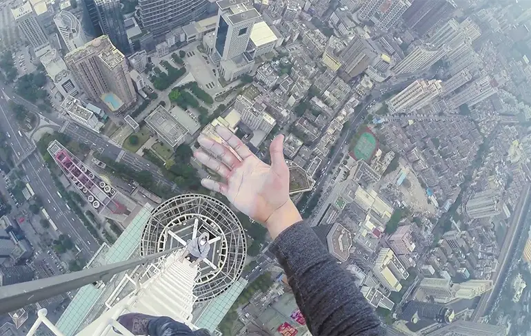 Roofers beklimmen 384 meter hoge wolkenkrabber Shun Hing Square in Shenzhen