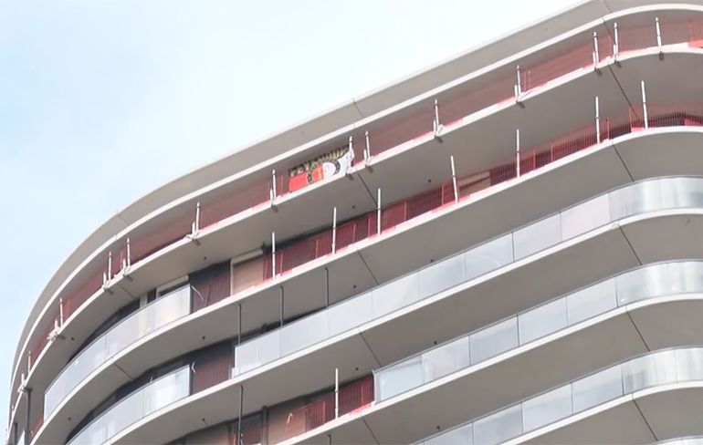 Rotterdamse bouwvakkers van klus gehaald na geintje Feyenoord vlag