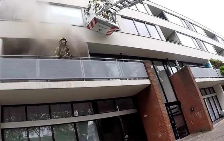 Rotterdamse brandweer rukt uit voor woningbrand met wietkwekerij