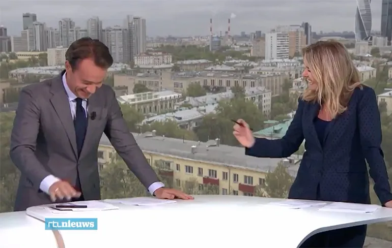 RTL Nieuws presentatoren krijgen slappe lach om lullige verspreking