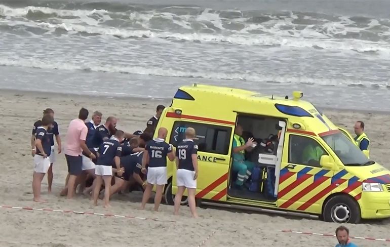 Rugyteam uit Haarlem duwt ambulance uit het zand