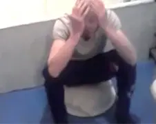 Rus blaast even zijn reet op!