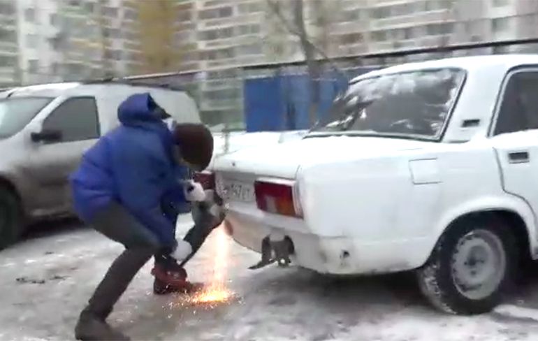 Rus heeft inventieve manier om parkeerprobleem op te lossen