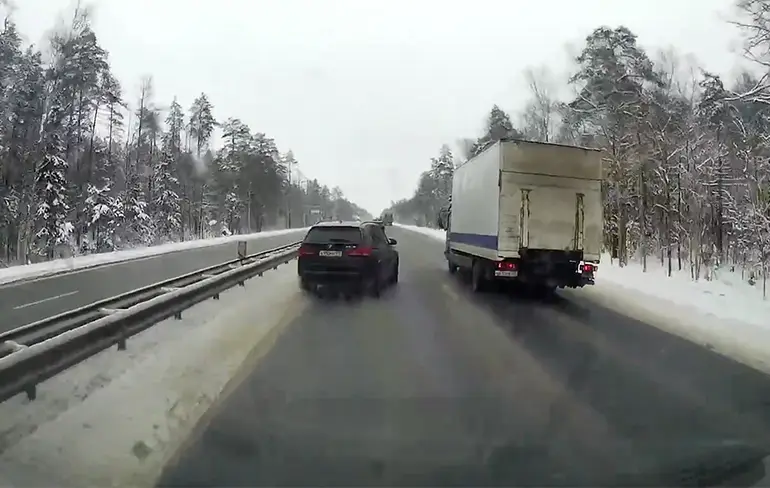 Rus met haast haalt rechts in, maar kan auto niet onder controle houden
