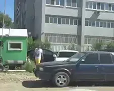 Rus neemt goed wraak op verkeerd geparkeerde auto