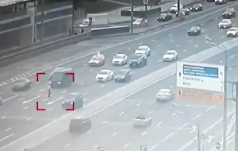 Rus speelt echt spelletje Frogger op snelweg in Moskou