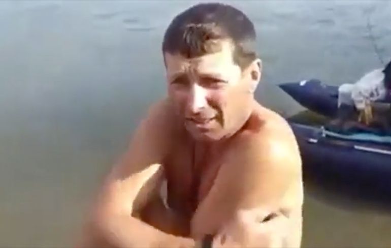 Rus vangt vis met zijn penis