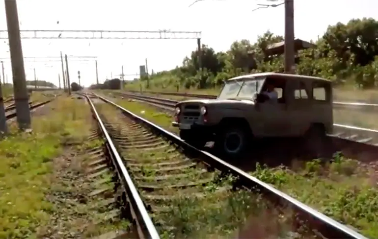 Rus wilde met zijn 4x4 nog even rails over rijden.