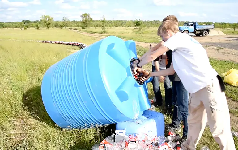 Russen doen experiment met 1000 liter Coca Cola en Mentos