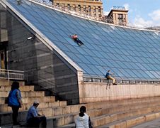 Russen glijden hard van schuin glazen dak