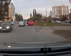 Russen schieten te hulp om meisje onder auto vandaan te halen