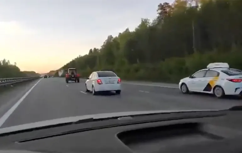 Russisch boertje onderweg naar vriendinnetje in de stad