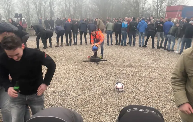 Russisch carbidschieten blijft toch wel een hele leuke bezigheid om te zien