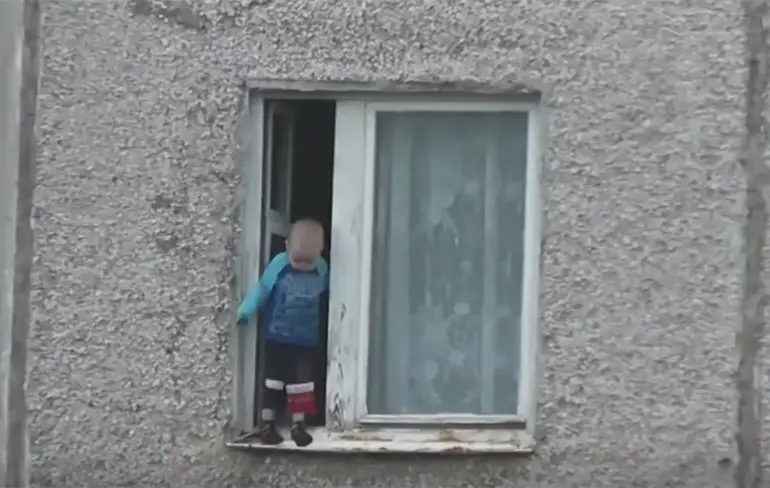 Russisch kindje gezellig aan het spelen op de 8ste verdieping!