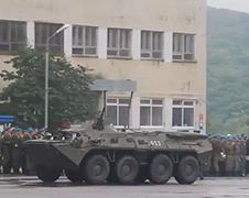 Russisch legervoertuig rijdt weer over soldaat heen