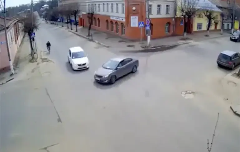 Russisch stadje haalt verkeerslichten weg, geen goed idee!