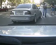 Russische BMW rijder geeft niet om enkels