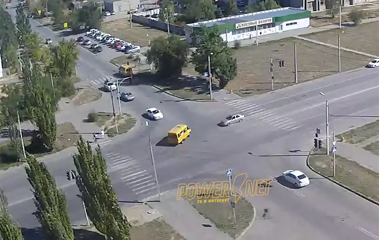 Russische bus en auto geven elkaar kusje, LPG tank doet BOEM!