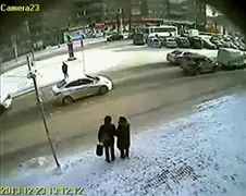 Russische bus neemt even twee oudere mensen mee..