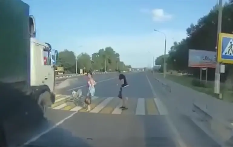 Russische chauffeur heeft geen zin om te stoppen voor zebrapad