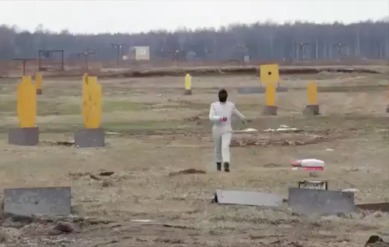 Russische dame test explosieven op militair terrein