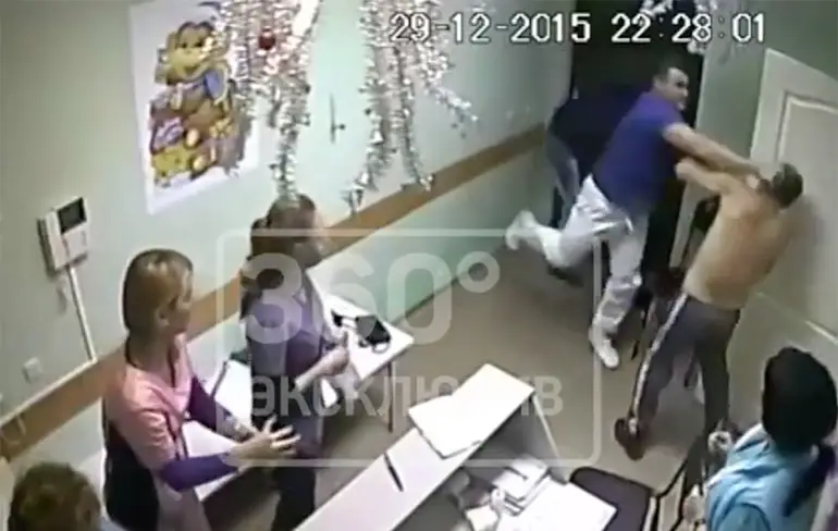 Russische dokter slaat patient dood met 1 dreun