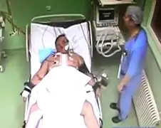 Russische dokter slaat patient na operatie