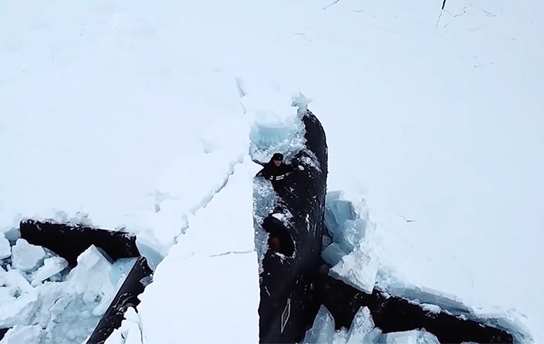 Russische duikboten breken ijslaag van 1,5 meter om boven te komen