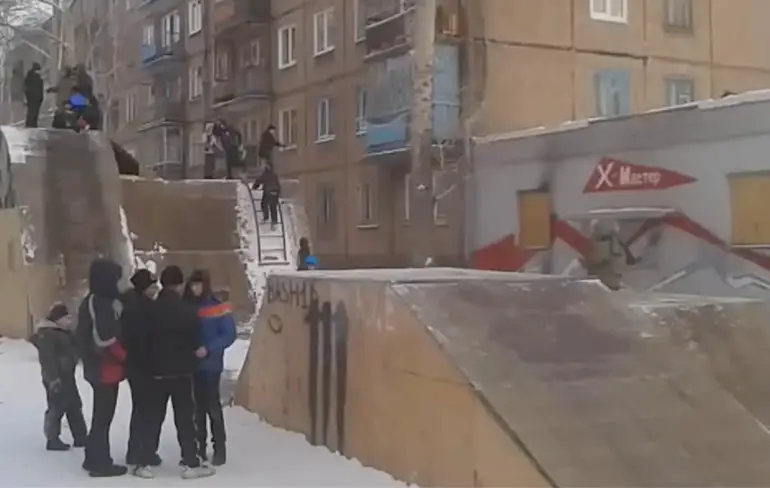 Russische kinderen vermaken zich in de winter wel op BMX Ramp