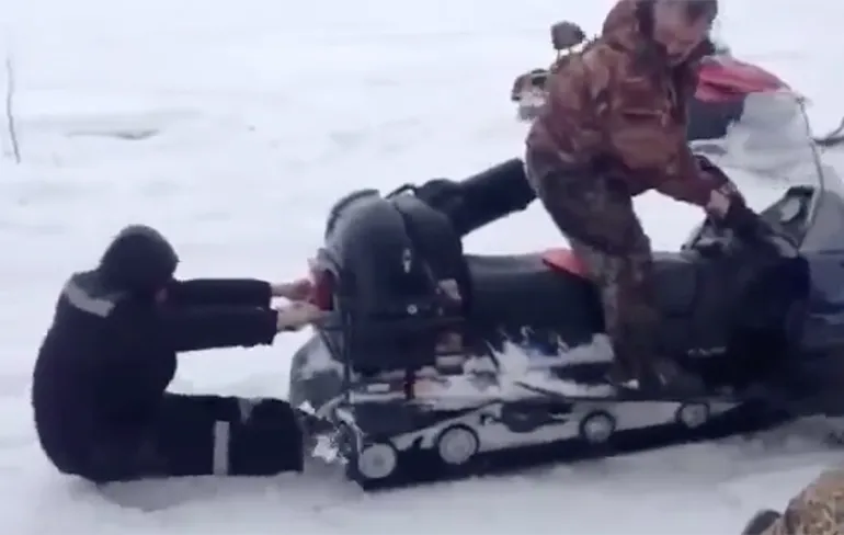 Russische man wordt sneeuwmobiel ingezogen